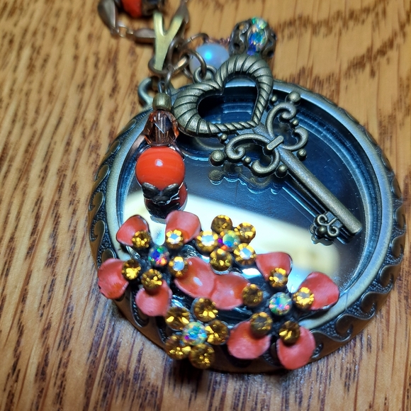 VINTAGE ASSEMBLAGE NECKLACE. - Picture 2 of 4